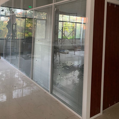 품질  Easy Installation Highlight White Color Aluminum Partition And Glass Partition For Office Hotel And Hospitals 공장